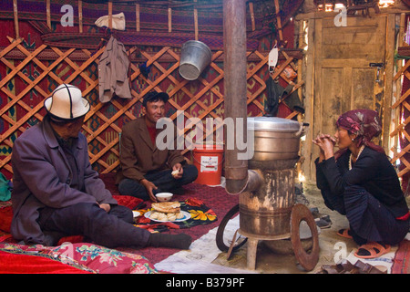Chinois à l'intérieur d'une yourte kirghize à Kara Kul Lake sur la route Karakoram Chine Banque D'Images