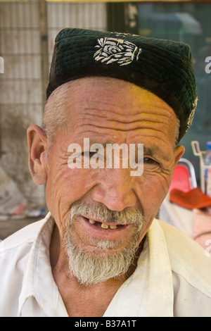 Dans l'homme ouïghour marché dimanche dans la province du Xinjiang Hotan Chine Banque D'Images