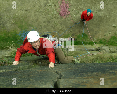 Couple climbing, l'homme menant Banque D'Images