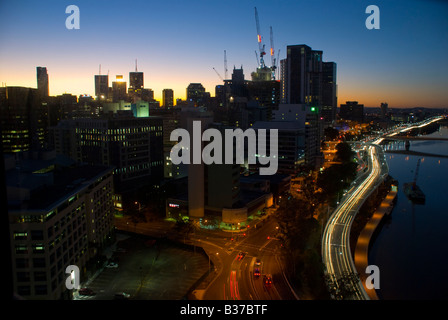 Brisbane City skyline le long de la Brisbane River au lever du soleil Banque D'Images