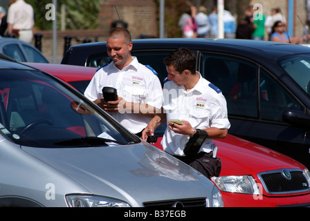 Parking civile agent d'émettre un billet de pénalité sur Worthing West Sussex England Mer PCN DU Royaume-uni Durée du contrat Banque D'Images