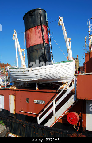 Vieux bateau à vapeur rouillé, dans le port de plaisance de Port Royal, Ramsgate, Île de Thanet, dans le Kent, Angleterre, Royaume-Uni Banque D'Images