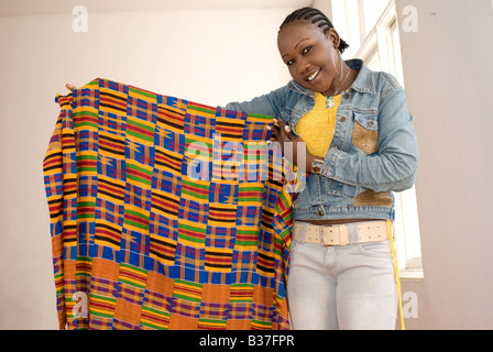 Jeune fille africaine avec tissu de kente ghana Banque D'Images