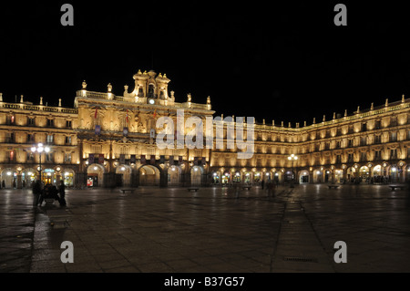 Vue de nuit sur la Plaza Mayor Salamanca espagne Les bâtiments sont éclairés par des projecteurs Banque D'Images