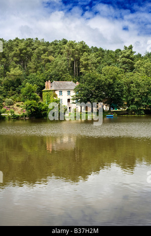 Maison individuelle à côté d'un lac dans les forêts du Morbihan Bretagne France Europe Banque D'Images