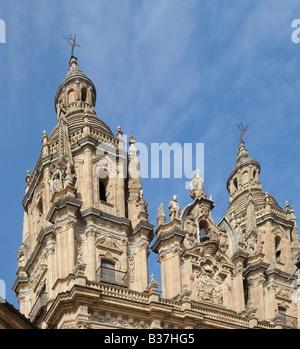 Les minarets des pinacles et décoration somptueuse de la Clerecia ou El Colegio del'Espirito Santo l'Université papale Salamanque Espagne Banque D'Images