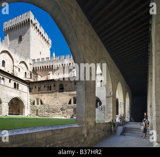 La Tour de la campane et les cloîtres dans la cour du cloître, l'ancien palais, Palais des Papes, Avignon, Provence, France Banque D'Images