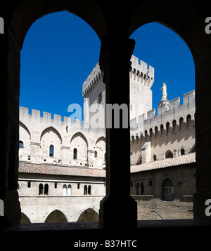 La Tour de la campane et les cloîtres dans la cour du cloître, l'ancien palais, Palais des Papes, Avignon, Provence, France Banque D'Images