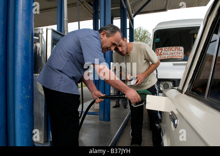 L'homme remplit sa voiture avec l'essence à une station de remplissage à Tbilissi capitale de la République de Géorgie Banque D'Images