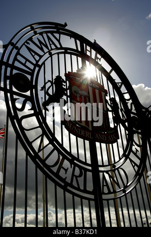 Ville de Sunderland, en Angleterre. En silhouette sur la barrière métallique avec Sunderland AFC's crest au stade de la lumière. Banque D'Images