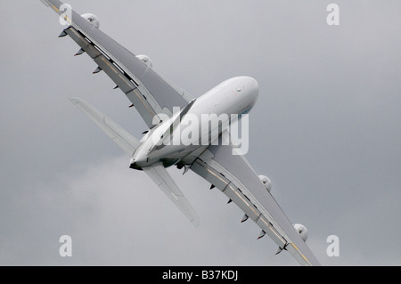 Airbus A380-842 démontrant un haut degré la sauvegarde pendant son tour de vol Farnborough Air Show 2008 Banque D'Images