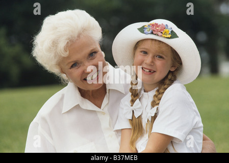 Grand-mère et petite-fille ensemble, avoir du plaisir en souriant,portrait,Miami Banque D'Images