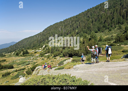 Les gens qui marchent dans la vallée de la rivière Hotel au Patrimoine Mondial de l'UNESCO Parc national de Pirin Bulgarie Banque D'Images