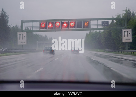 La mauvaise visibilité due à la pluie sur l'autobahn, Bavière, Allemagne. Banque D'Images