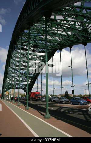 Ville de Sunderland, en Angleterre. Le déplacement des véhicules sur le Wearmouth véhicule et passerelle au-dessus de la rivière de Sunderland l'usure. Banque D'Images