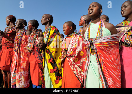 Les femmes masaï effectuant la danse de cérémonie Banque D'Images