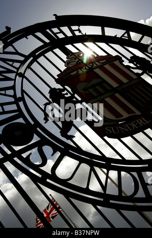 Ville de Sunderland, en Angleterre. Compte tenu de l'angle silhouette metal gate avec Sunderland AFC's crest au stade de la lumière. Banque D'Images