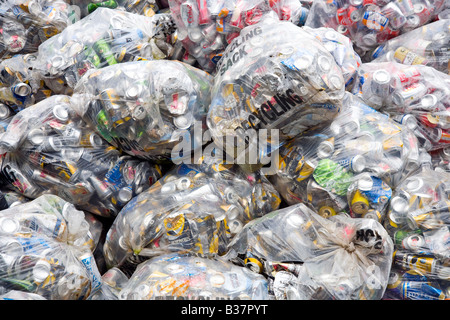 Mis en balles, sacs recyclés, recyclage des déchets, ordures, écrasé, métal, déchets, ordures, boîtes comprimé à Blairgowrie écossais Adultes Centre de ressources. Banque D'Images