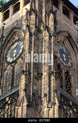 Réveil sur la tour sud de la Cathédrale St Vitus Prague République Tchèque Banque D'Images