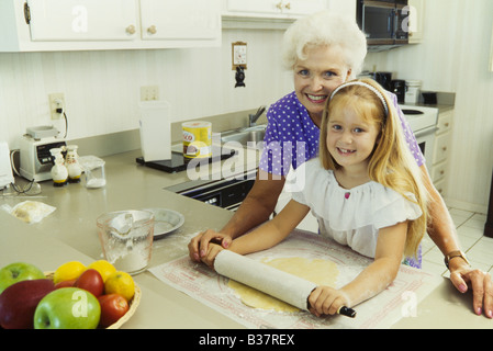 Grand-mère et petite-fille ensemble,la cuisine d'enseignement, de s'amuser en souriant,Miami Banque D'Images