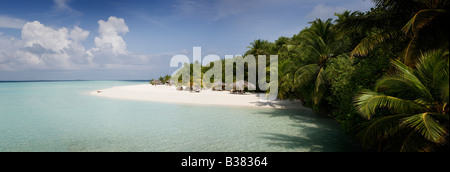 Vue panoramique sur la plage de l'île du désert dans la région de South Ari Atoll en Maldives près de l'Inde Banque D'Images