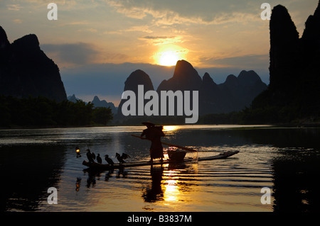 Pêcheur dans le Cormorant Lijang Li River Xingping Guilin province Chine communiqué de modèle 701. Banque D'Images