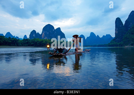 Pêcheur dans le Cormorant Lijang Li River Xingping Guilin province Chine modèle libération 701 Banque D'Images