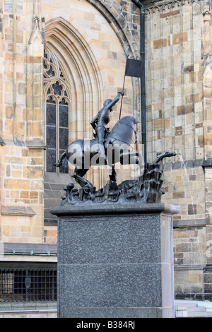 Statue en bronze de St George avant St Vitus Cathedral Prague République Tchèque Banque D'Images