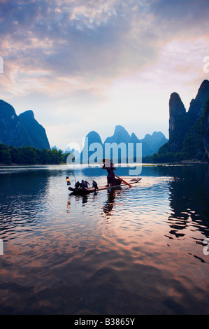 Pêcheur dans le Cormorant Lijang Li River Xingping Guilin province Chine modèle libération 701 Banque D'Images