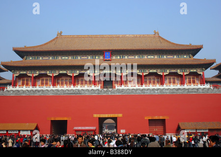 De nombreux touristes affluent pour voir le plus grand complexe de palais, la Cité Interdite, Pékin, Chine Banque D'Images