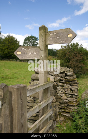 Sentier public en bois signe en été Hawkshead Cumbria Angleterre Royaume-Uni GB Grande-Bretagne Banque D'Images