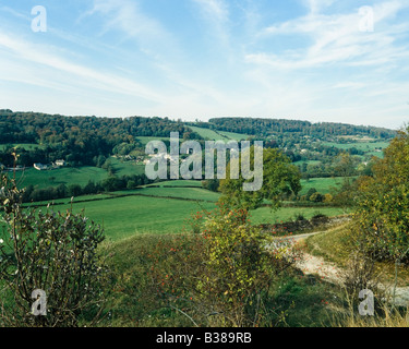 Vue sur la vallée et Slad idyllique village de Slad, Cotswolds Gloucestershire, Angleterre, Royaume-Uni, Europe Banque D'Images