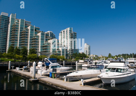 'Yachts de luxe et condos dans la région de Coal Harbour Vancouver Canada' Banque D'Images