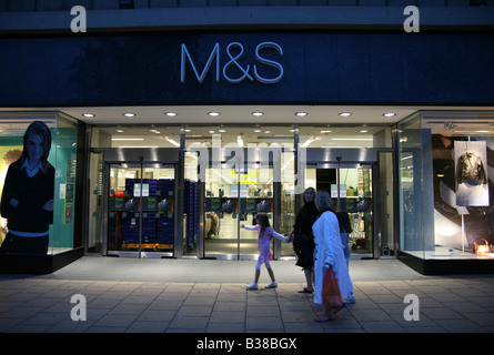 Succursale de Marks & Spencer à Princes Street, Édimbourg, la nuit Banque D'Images