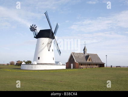 Le moulin et l'ancien poste de recherche et sauvetage sur Lytham vert, La Promenade, Lytham, Lancashire, Angleterre Banque D'Images