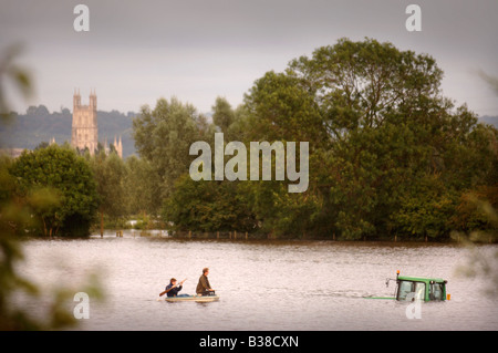 Un agriculteur ET SON FILS PADDLE D'ALLER INSPECTER UN TRACTEUR ÉCHOUÉS LORS DES INONDATIONS DE LA LOIRE JUILLET 2007 UK Banque D'Images