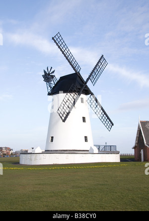 Le moulin et l'ancien poste de recherche et sauvetage sur Lytham vert, La Promenade, Lytham, Lancashire, Angleterre Banque D'Images