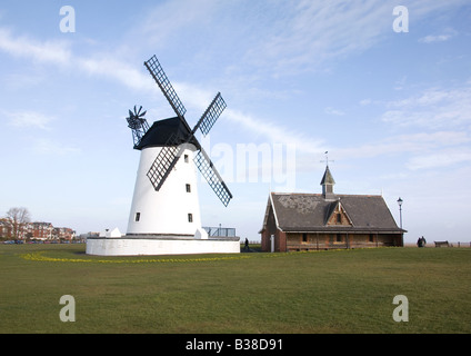 Le moulin et l'ancien poste de recherche et sauvetage sur Lytham vert, La Promenade, Lytham, Lancashire, Angleterre Banque D'Images