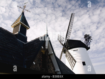 L'ancienne station de sauvetage et le moulin sur Lytham vert sur la Promenade, Lytham, Lancashire, Angleterre Banque D'Images