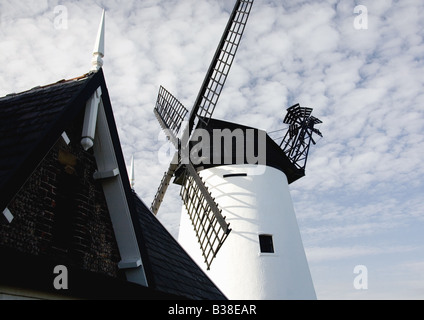 L'ancienne station de sauvetage et le moulin sur Lytham vert sur la Promenade, Lytham, Lancashire, Angleterre Banque D'Images