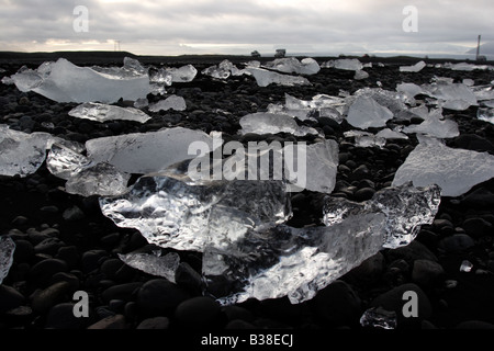 D'énormes blocs de glace à partir de la fonte des glaciers Vatnajokull couché ona une plage en Islande. Banque D'Images