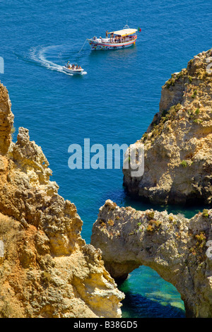 Le Portugal l'Algarve près de Lagos, Ponta da Piedade, bateaux de touristes visitant les grottes Banque D'Images