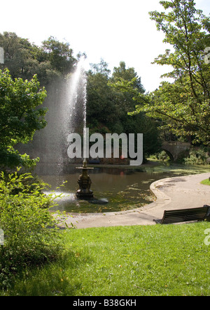 Une fontaine et le lac de Williamson Park, Lancaster, Lancashire, Angleterre, Royaume-Uni. Banque D'Images