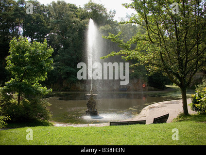 Une fontaine et le lac de Williamson Park, Lancaster, Lancashire, Angleterre, Royaume-Uni. Banque D'Images