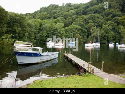 Bateaux & Yachts amarrés dans une baie paisible, près de la gare maritime à l'extrême, Sawrey Sawrey, Lake Windermere, Cumbria, Angleterre, Royaume-Uni Banque D'Images
