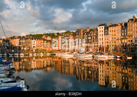 Tôt le matin au port de Honfleur , Normandie , France Banque D'Images