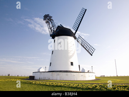 Le moulin et l'ancien poste de recherche et sauvetage sur Lytham vert, La Promenade, Lytham, Lancashire, Angleterre Banque D'Images