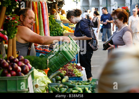 Août 2008 - Les gens au marché Havelska Staré Mesto Prague République Tchèque Banque D'Images