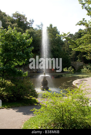 Une fontaine et le lac de Williamson Park, Lancaster, Lancashire, Angleterre, Royaume-Uni. Banque D'Images