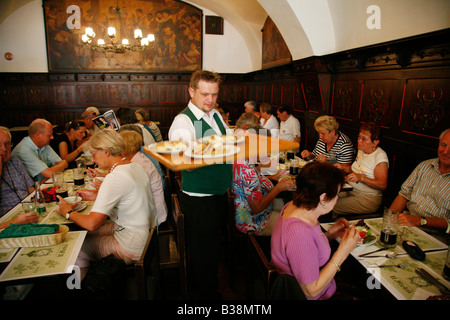 Août 2008 - Les gens assis à U Fleku Beer Hall restaurant Nove Mesto Prague République Tchèque Banque D'Images